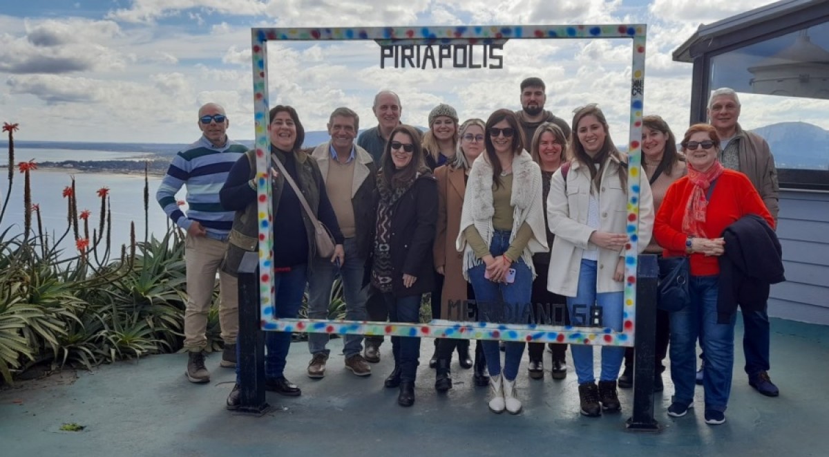 Grupo de periodistas y agentes de viajes junto al director general de Turismo de Maldonado, Martín Laventure