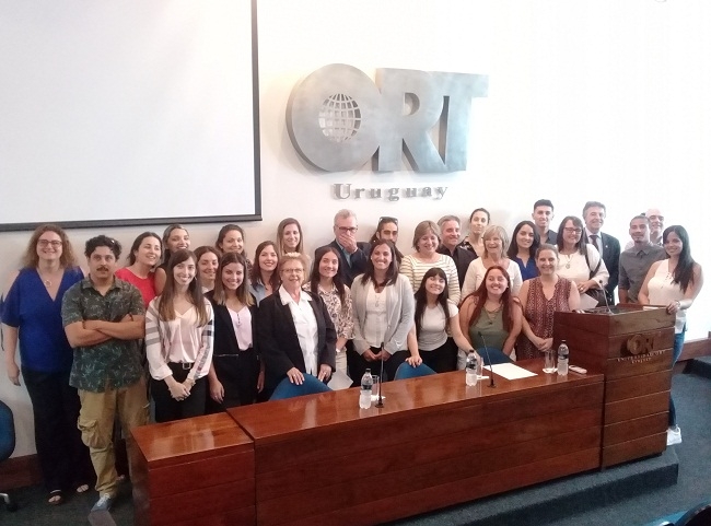 Entrega de diplomas a estudiantes de turismo