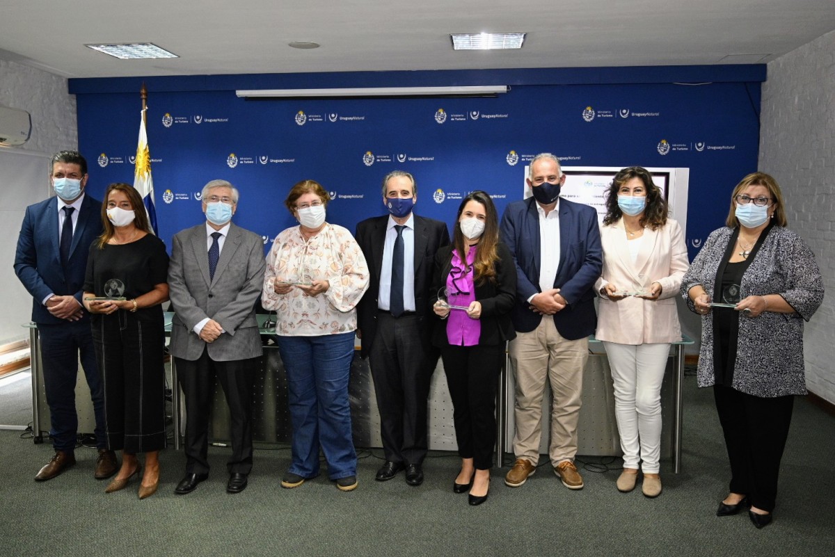 Autoridades del MINTUR: Ignacio Curbelo, ministro Tabaré Viera, Remo Monzeglio y Roque Baudean y las cinco mujeres homenajeadas: Alicia Barbitta, Graciela Díaz, Lucía Amestoy, Virginia Stagnari y Adriana Bentos