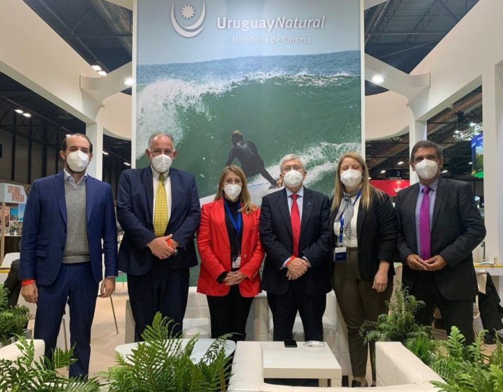 Delegación de Uruguay: Fernando Amado, DT de Montevideo; Roque Baudean, director nacional de Turismo; Macarena Pérez, directiva de CAMTUR; ministro Tabaré Viera; Marina Cantera, Pte. de CAMTUR; Martín Laventure, DT de Maldonado
