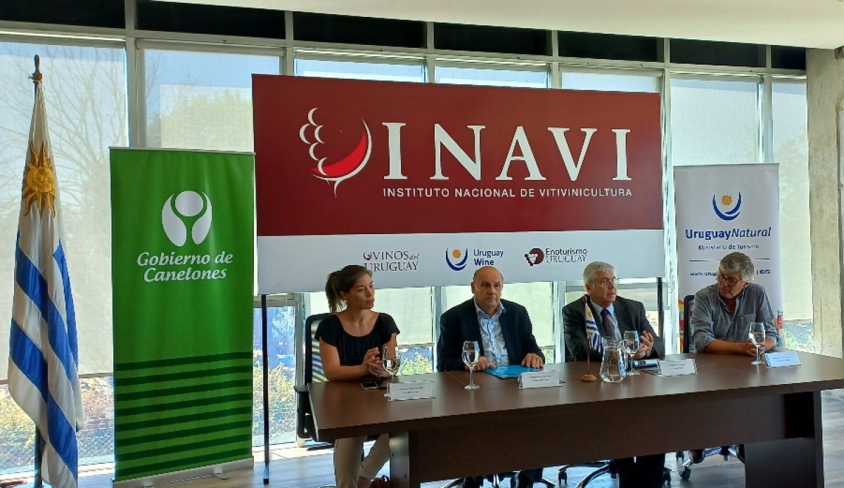 Tania Yanes, del Gabinete Productivo de la Int. de Canelones; Oscar Perdomo, vicepresidente de INAVI; ministro de Turismo, Tabaré Viera; alcalde de Las Piedras, Gustavo González