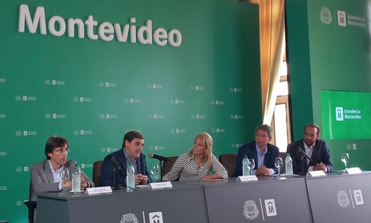 Carlos Romero de SEGITTUR; Enrique Martínez, Pte. de SEGITTUR; intendente de Montevideo, Carolina Cosse; Gustavo Cabrera, Dir. del Dep. de Desarrollo Económico; Fernando Amado, DT de Montevideo