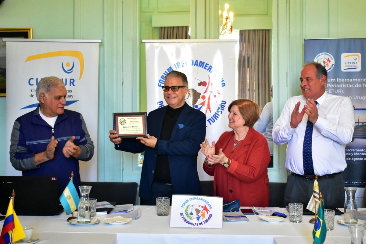 María Shaw, presidente de FIPETUR entrega reconocimiento al ex presidente Luis José Chávez, junto a Fernando Milo, secretario general; y al director nacional de Turismo, Roque Baudean.