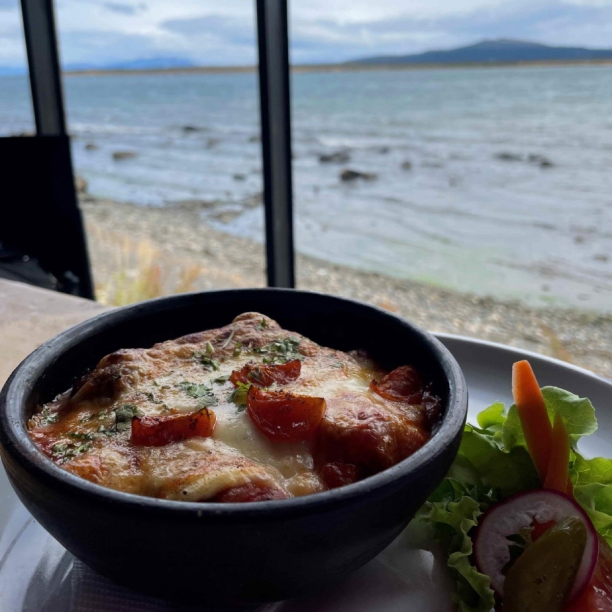 Greda de albóndigas de cordero. Vista al mar de Puerto Natales