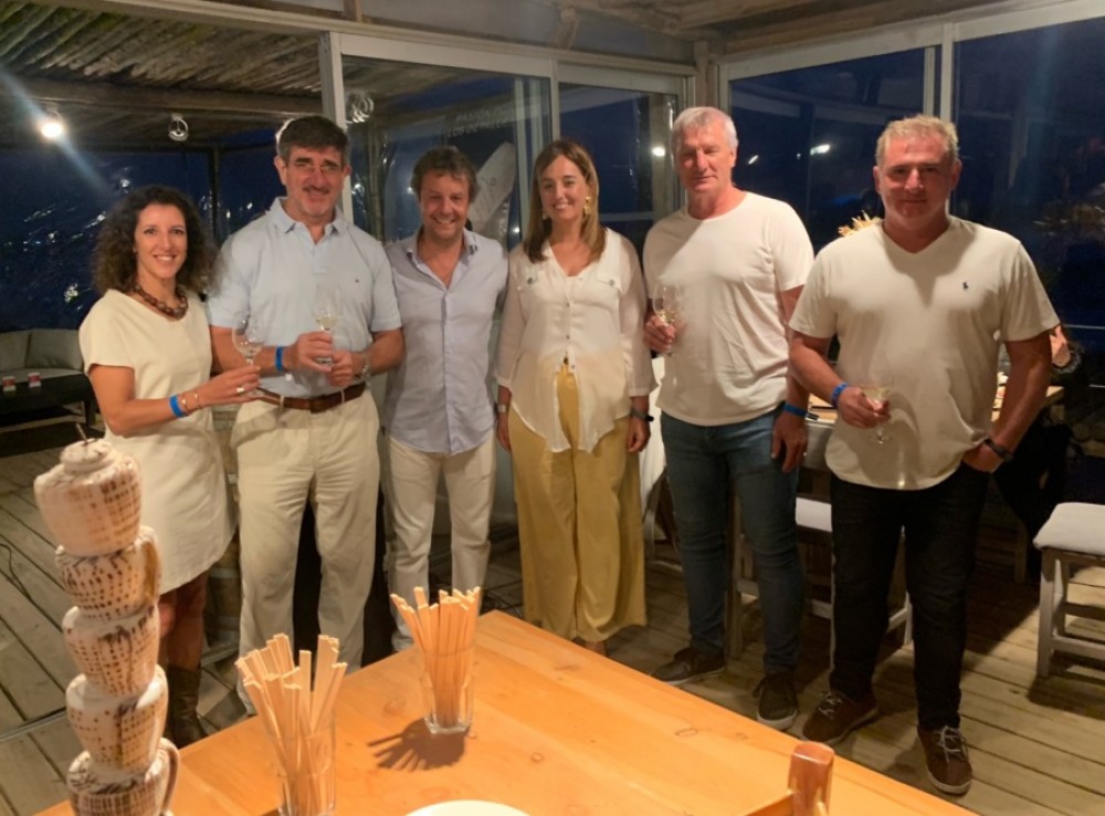 Equipo de Los Cerros de San Juan: Natalia Reherman, ejecutiva comercial; Sergio Mora, gerente general; Germán Guardado, gerente comercial; Rossana Crosta, asesora en prensa; Daniel Ekkert, director enológico; Ing. Agr. Marcelo Casazza (*)