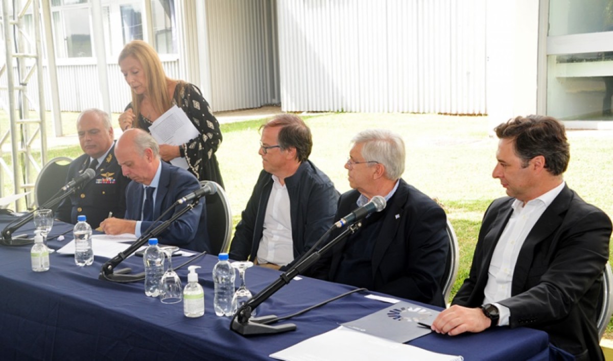 El ministro de Defensa, Javier García, firma el documento, junto al Comandante en Jefe de la Fuerza Aérea, Gral. Luis De León; al intendente Richard Sander; al ministro de Turismo, Tabaré Viera; y a Martín Eurnekian, CEO de Corporación America Airports y director de Aeropuertos Uruguay