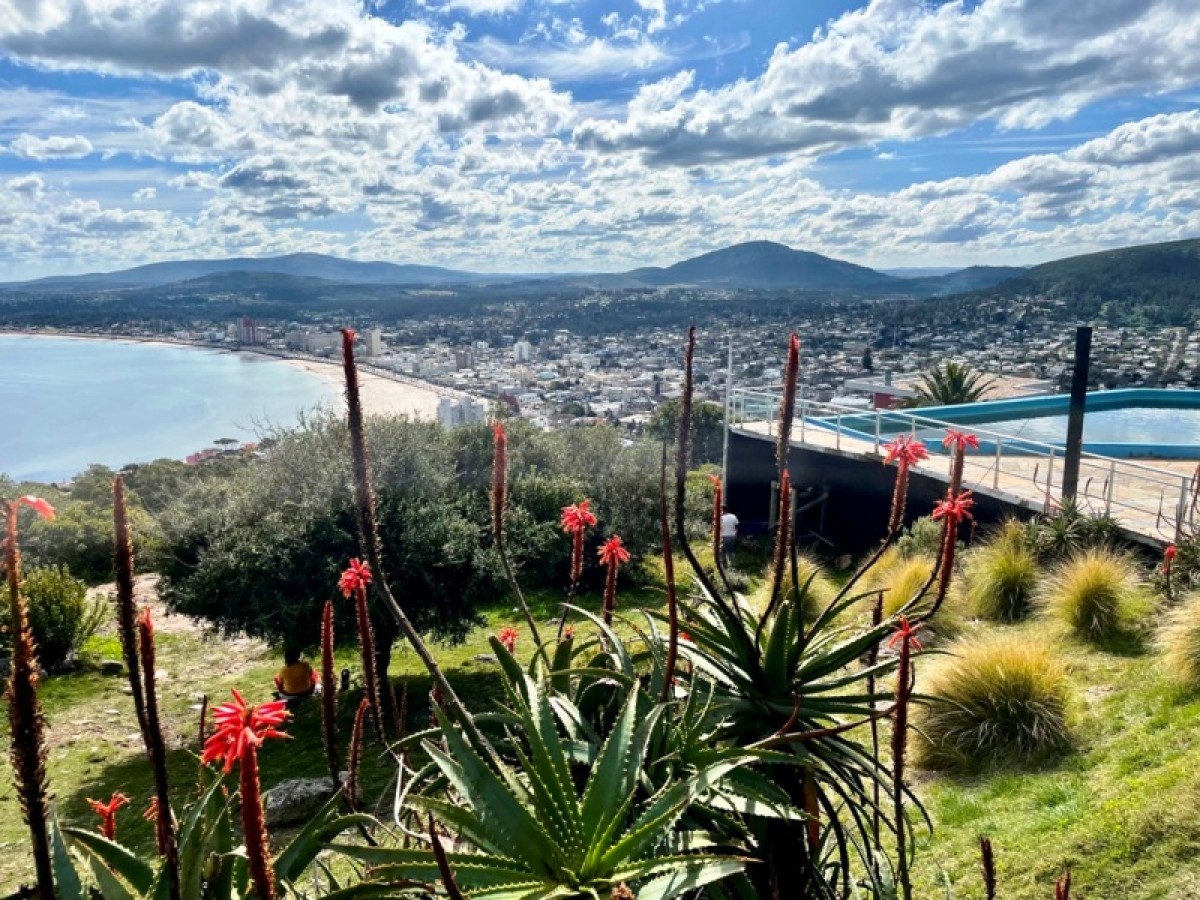 Foto1-Panorámica ´El balcón de la ciudad de Piriápolis´ a 130m de altura Cerro San Antonio