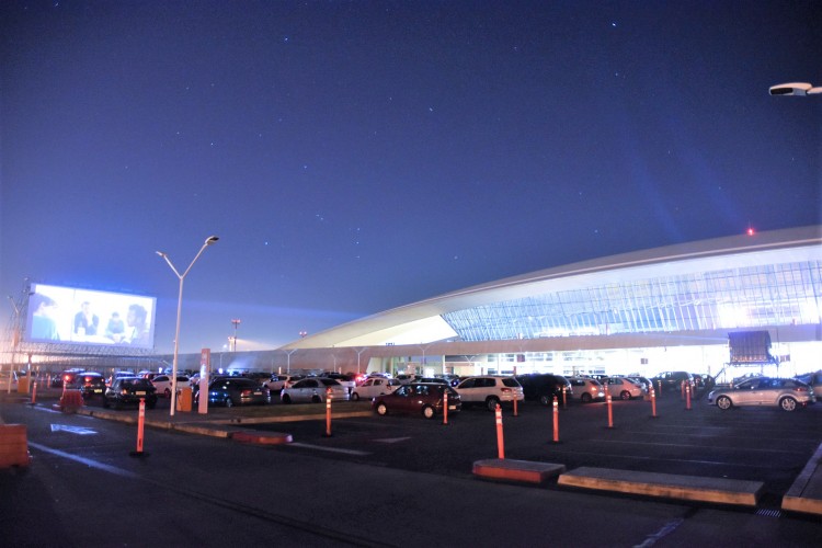 El parking del Aeropuerto de Carrasco se convierte en un autocine