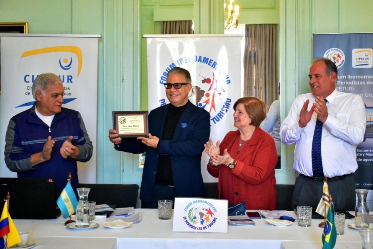 María Shaw, presidente del FIPETUR, entrega reconocimiento al ex presidente Luis José Chávez, junto a Fernando Milo, secretario general del FIPETUR y al director nacional de Turismo, Roque Baudean