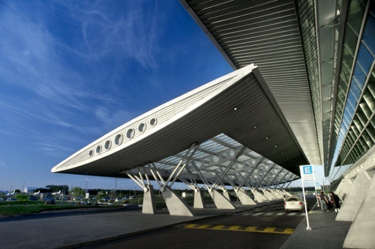 Aeropuertos de Carrasco y Punta del Este exoneran tarifas aeron&aacute;uticas