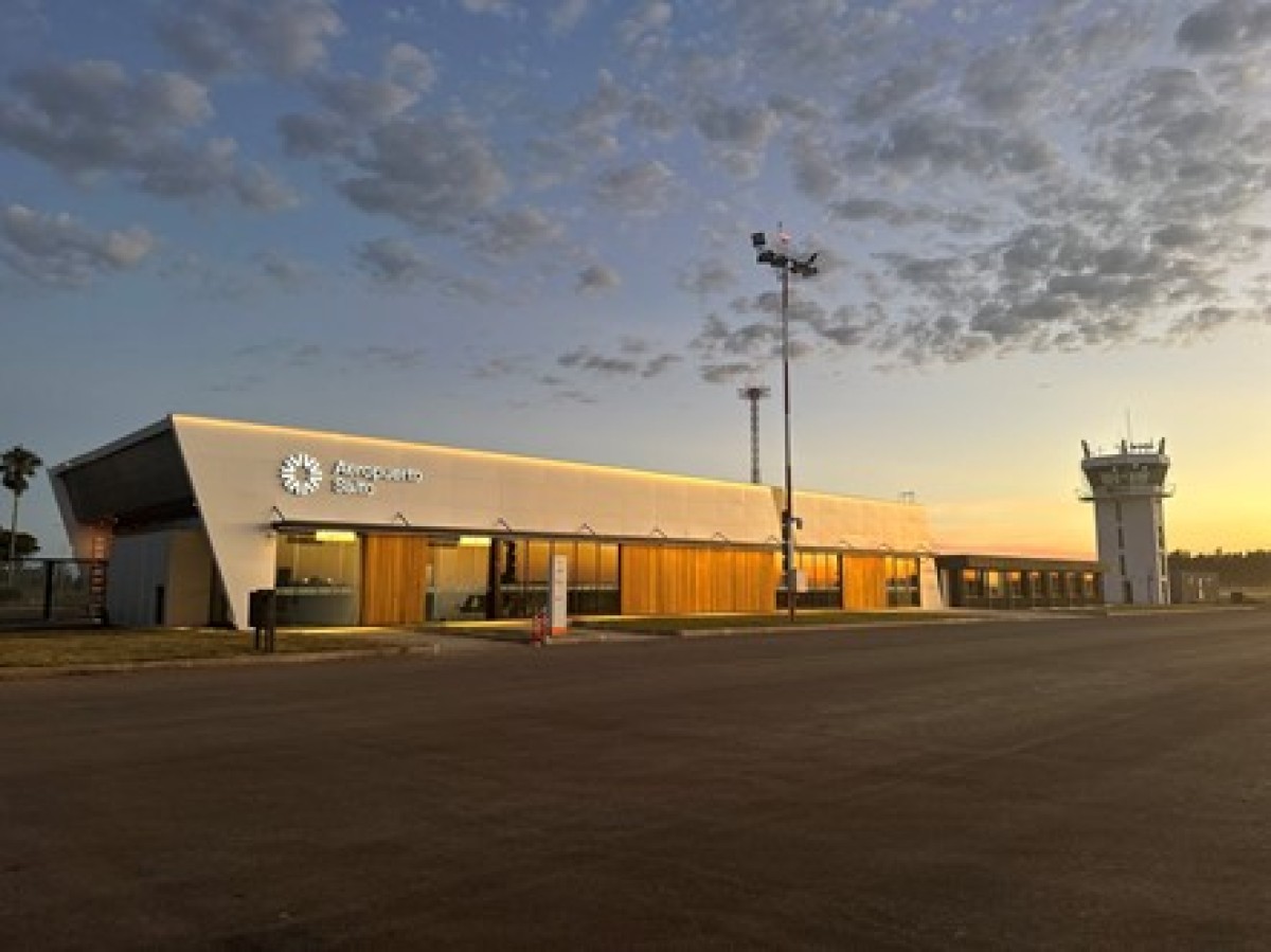 Aeropuerto Internacional “Edinson Cavani”