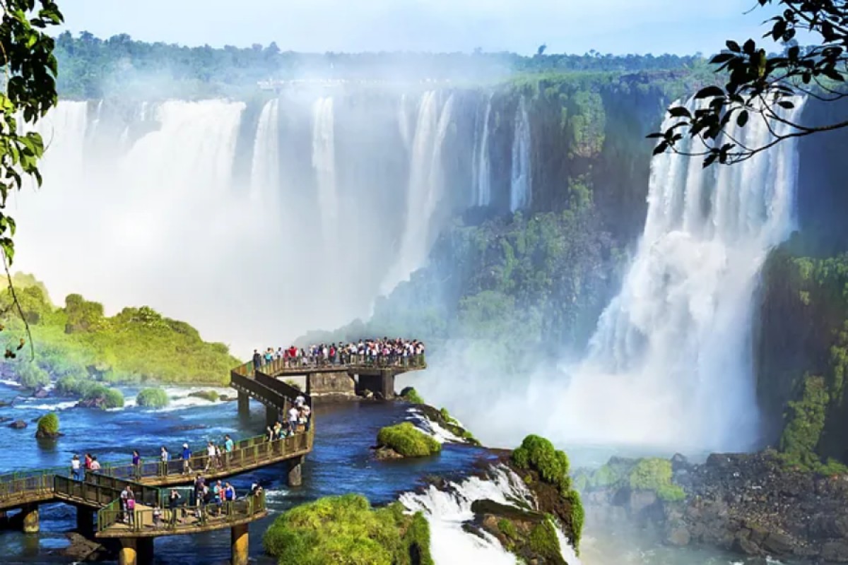 Las cataratas de Iguazú, una joya natural compartida entre Brasil y Argentina, que también se encuentra muy próximo a la frontera con Paraguay. SHUTTERSTOCK