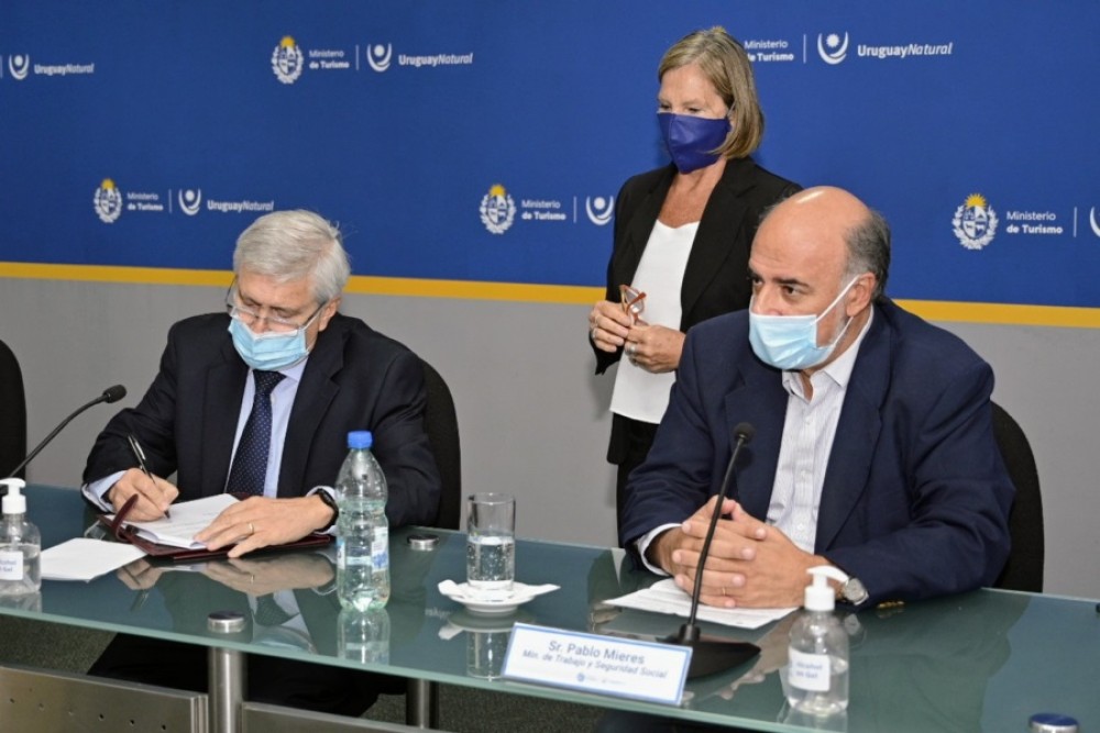 Firma el ministro de Turismo, Tabaré Viera, junto al ministro de Trabajo, Pablo Mieres