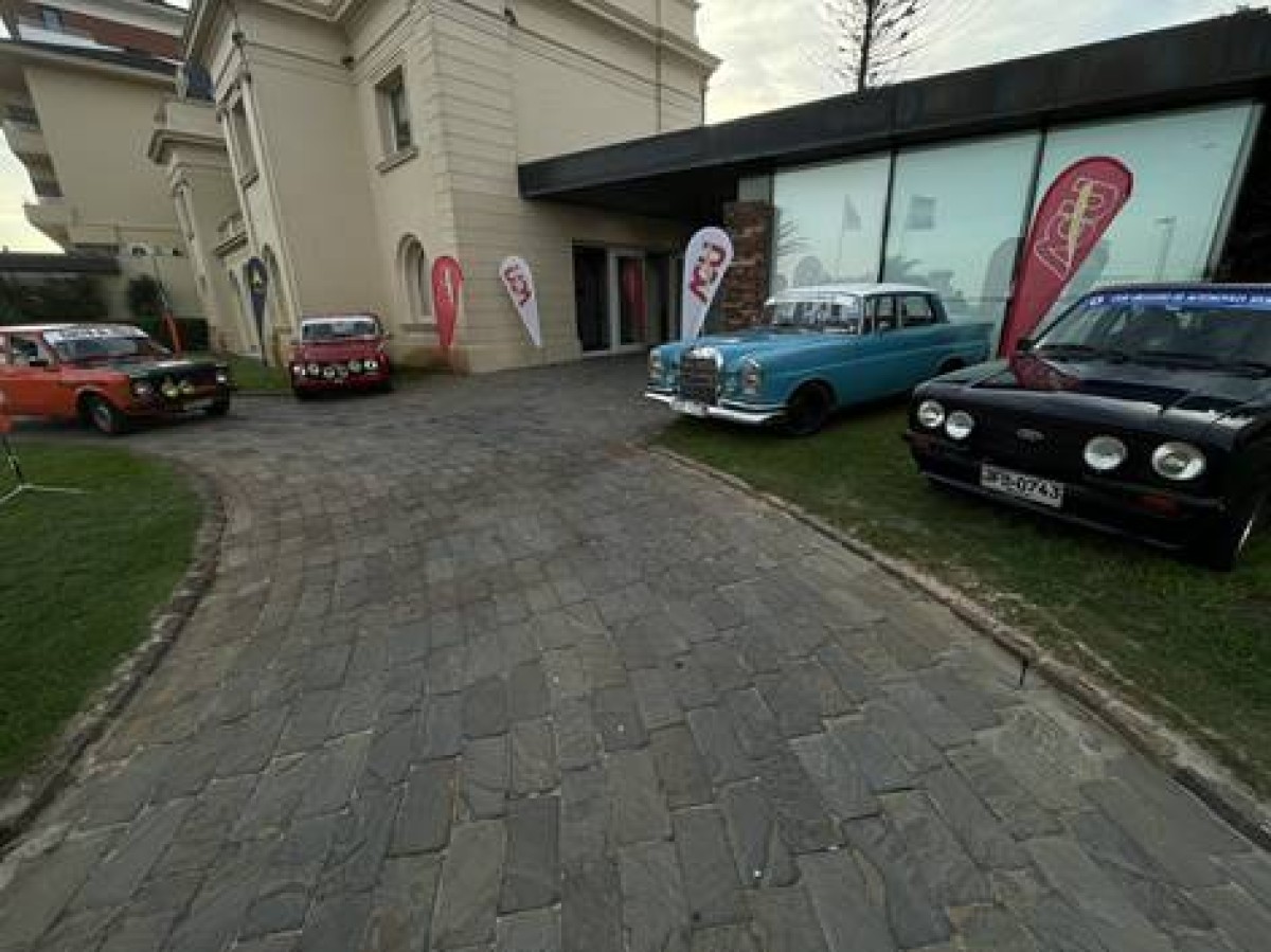 La fiesta del automóvil histórico vuelve a recorrer las 19 capitales de Uruguay