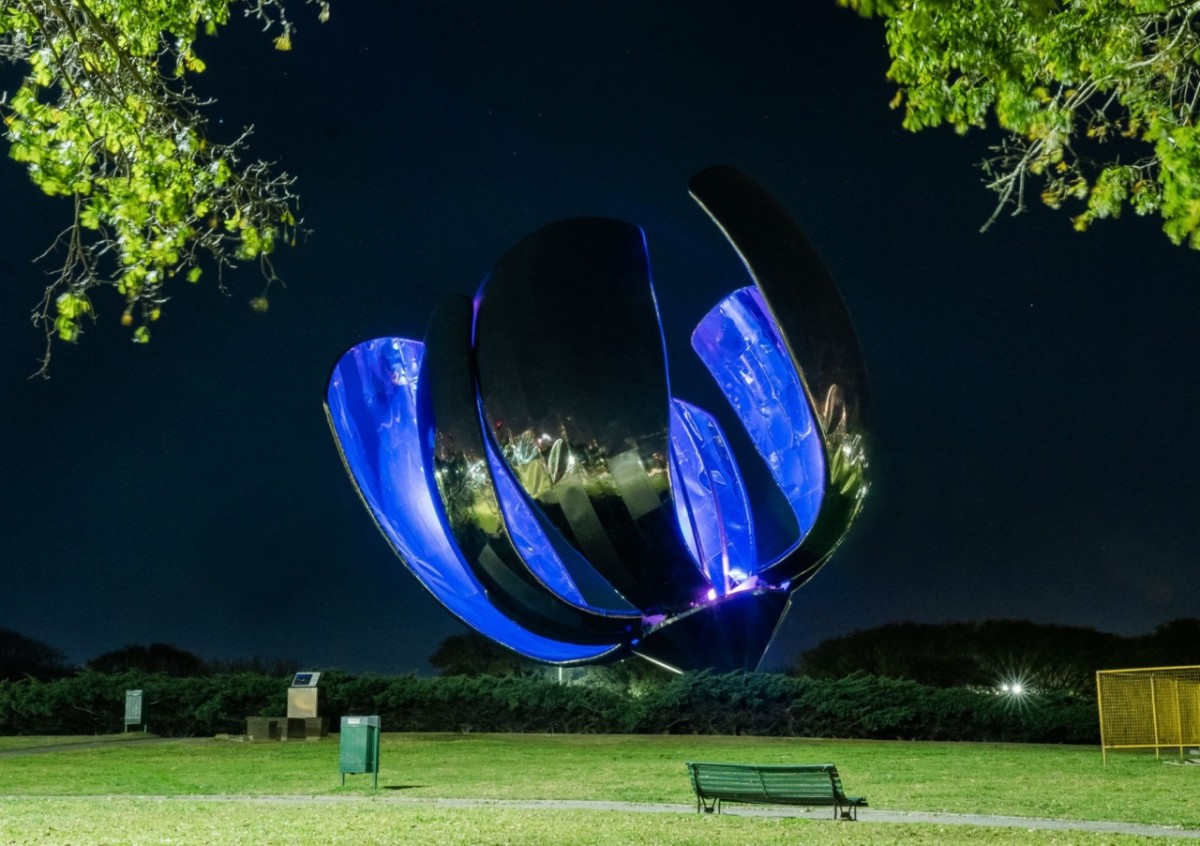 Floralis Genérica, en la Plaza de las Naciones Unidas, en el barrio Recoleta en la Ciudad de Buenos Aires (Foto 2021)