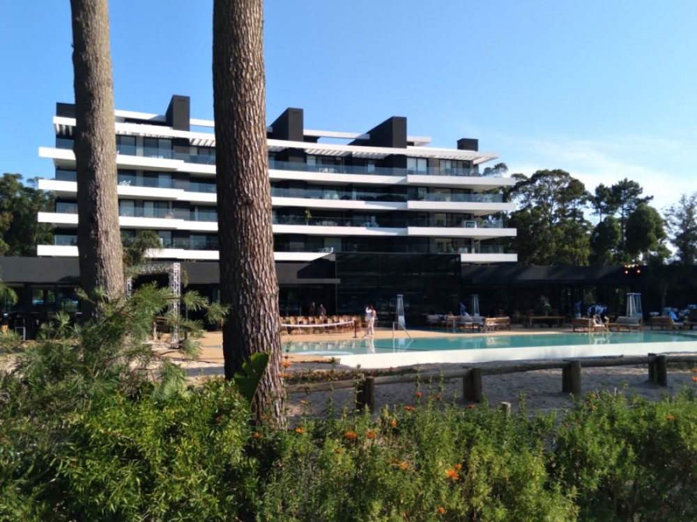 Solanas inauguró su primer edificio Crystal View